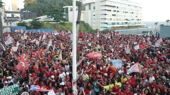 Re: Lula em Salvador: Diego Castro pendura bandeira de Flávio Bolsonaro durante caminhada do PT na Orla