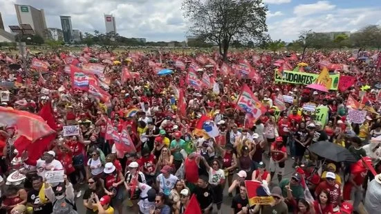 Apoiadores de Lula realizam ato na Esplanada dos Ministérios antes de debate presidencial