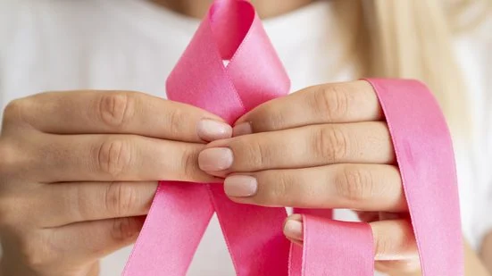 Direitos trabalhistas e previdenciários das mulheres com câncer de mama: entenda as regras