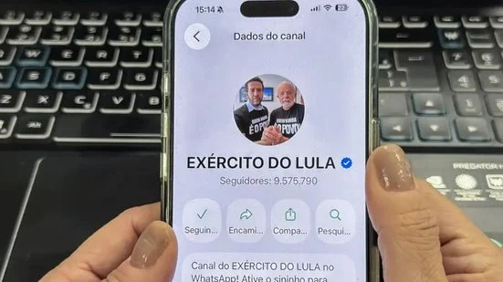 Eleitor de Lula chama atenção ao circular adesivado pelas ruas de Salvador