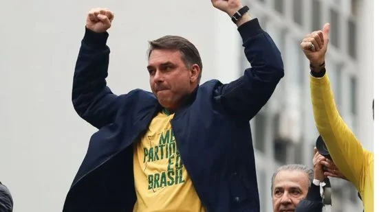 Eleitora impede registro de voto em Salvador após impasse sobre prorrogação de horário determinada pelo STF