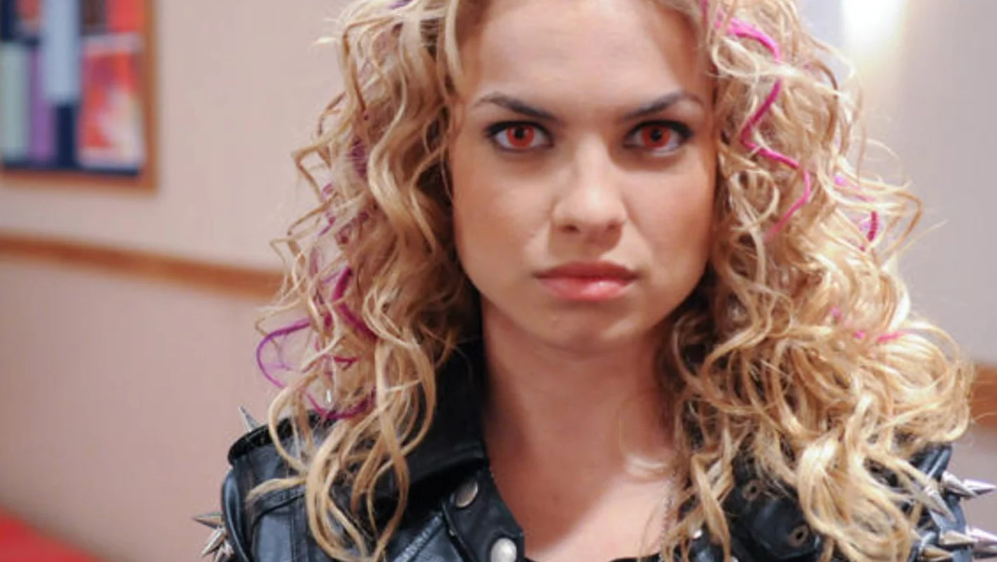 Elenco de ‘Rebelde’ se reúne no funeral da atriz e cantora Lua Blanco no Rio de Janeiro