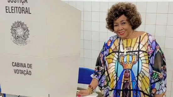 Fiéis celebram o Dia de Nossa Senhora Aparecida com alvorada, missas e procissão no bairro do Imbuí