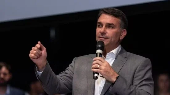 Flávio Bolsonaro promete fim da era Lula e afirma que governará ao lado do pai