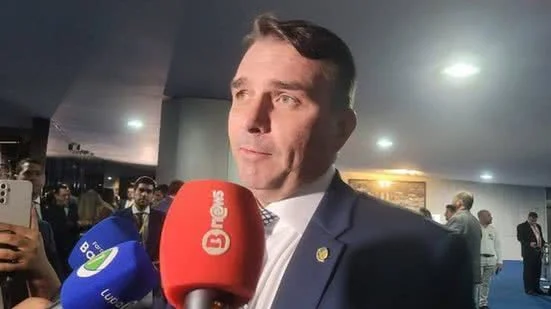 Flávio Bolsonaro vota a favor do fim da escala 6×1 após quatro horas sem registro no Senado