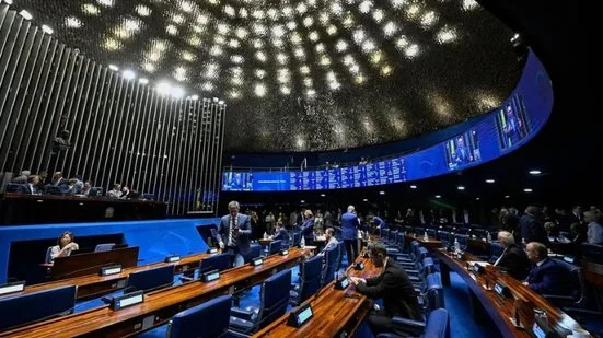 Flávio Bolsonaro vota a favor do fim da escala 6x1 após quatro horas sem registro no Senado