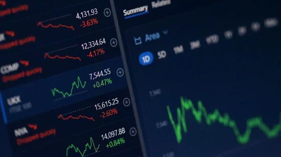 Ibovespa bate recorde histórico e dólar desaba para menos de R$ 5 após primeiro turno das eleições