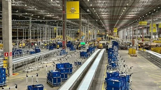 Ibovespa bate recorde histórico e dólar desaba para menos de R$ 5 após primeiro turno das eleições