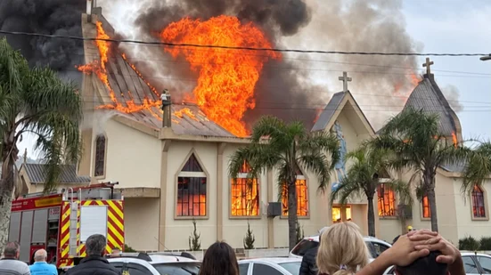 Incêndio destrói estrutura da Igreja Matriz de Treze de Maio após missa em Santa Catarina