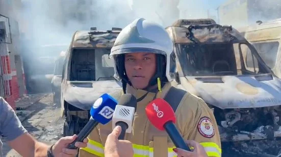 Incêndio em galpão de ambulâncias do Samu afeta estruturas vizinhas em Salvador